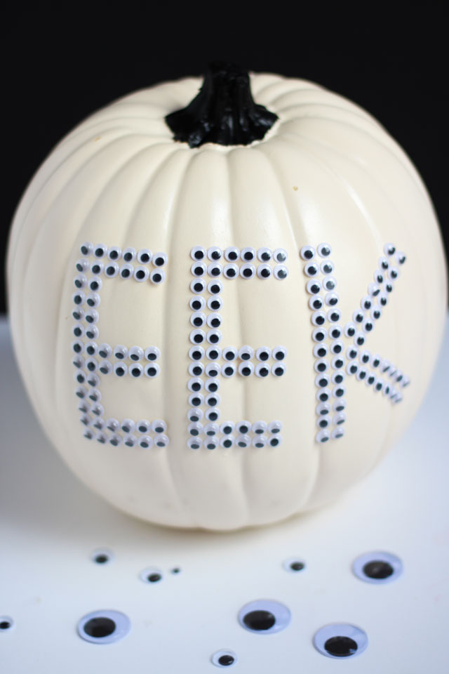 Make these fun wiggle eye pumpkins in minutes with EEK and BOO stickers!