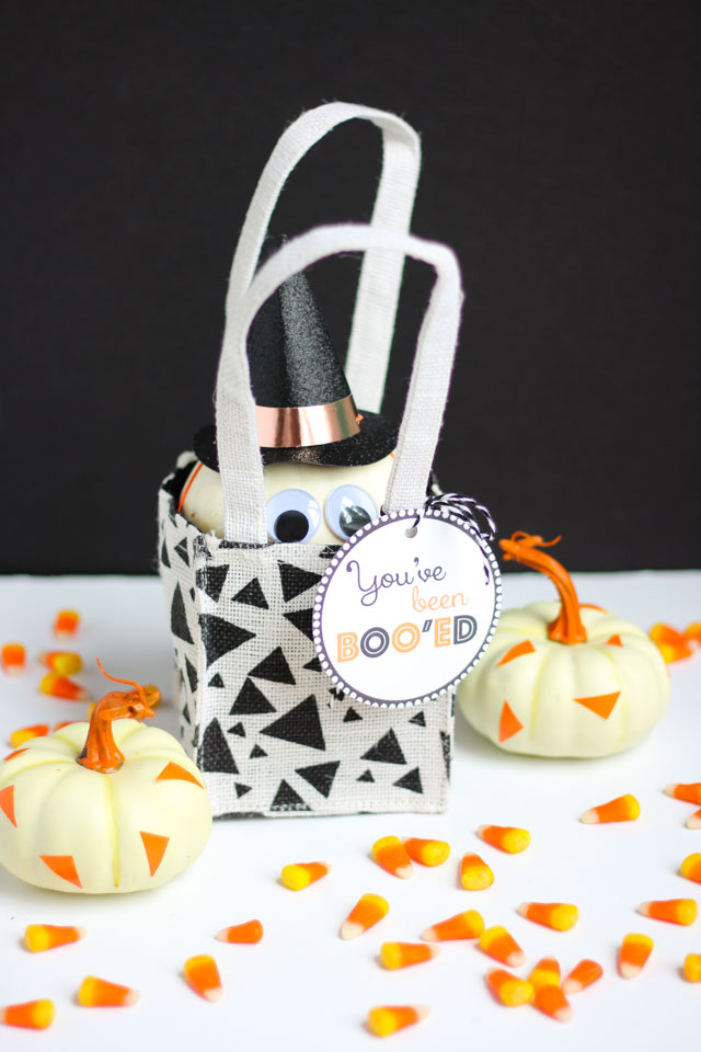 Surprise your friends this Halloween with these simple "You've Been Booed" ideas like this mini pumpkin! Surprise your friends this Halloween with these simple "You've Been Booed" ideas like this mini pumpkin!