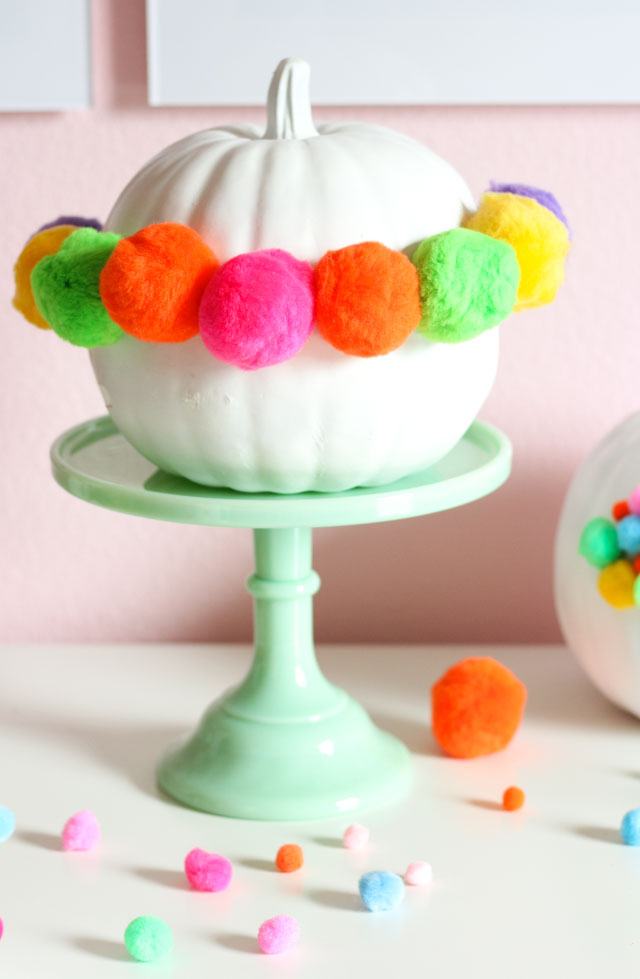 Make a pom-pom crown for your pumpkin! 