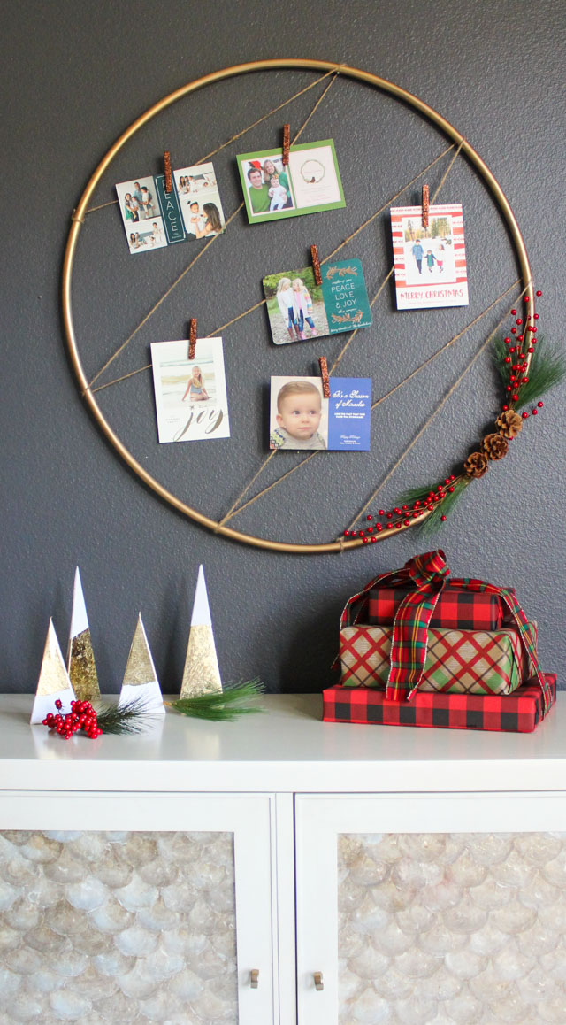 Turn a hula hoop into a chic Christmas card display! Turn a hula hoop into a chic Christmas card display!