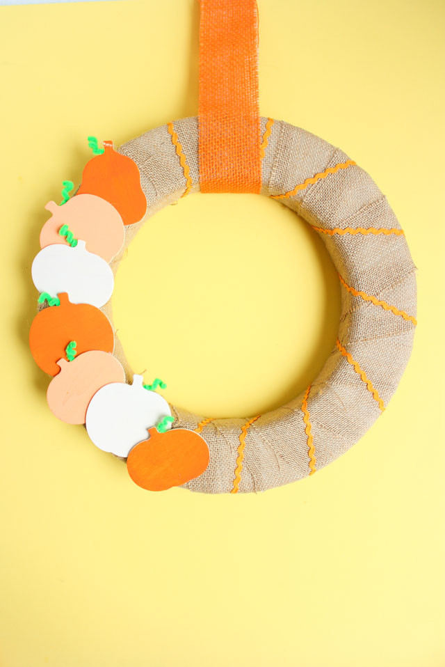 How to make a wood pumpkin fall wreath #fallwreath #pumpkinwreath #burlapwreath