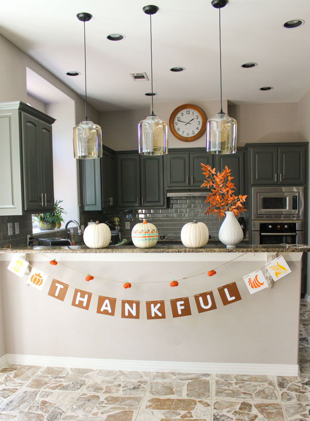 Make this pretty wood Thankful garland for a Thanksgiving decoration you can use year after year!