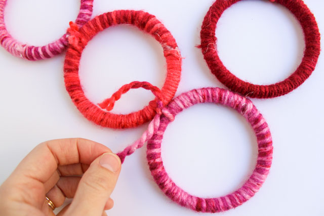 How to make a yarn-wrapped heart wreath