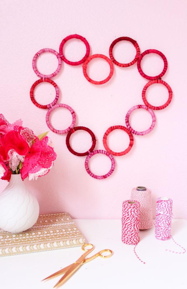 How to make a yarn-wrapped heart wreath