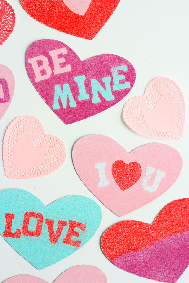 Make sand art valentines with this simple trick! #valentinecards #sandart #valentinecrafts