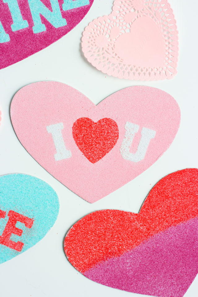 Such a fun kids sand art valentine card idea! #valentinecard #valentinecraft #sandart