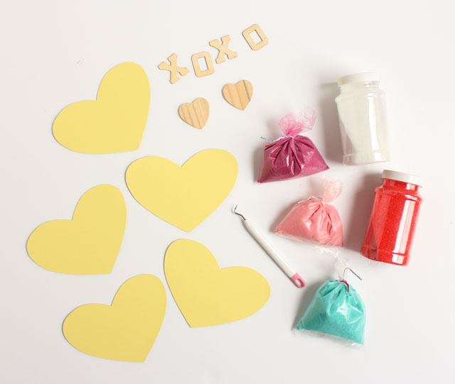 Make sand art valentines with this simple trick! #valentinecards #sandart #valentinecrafts