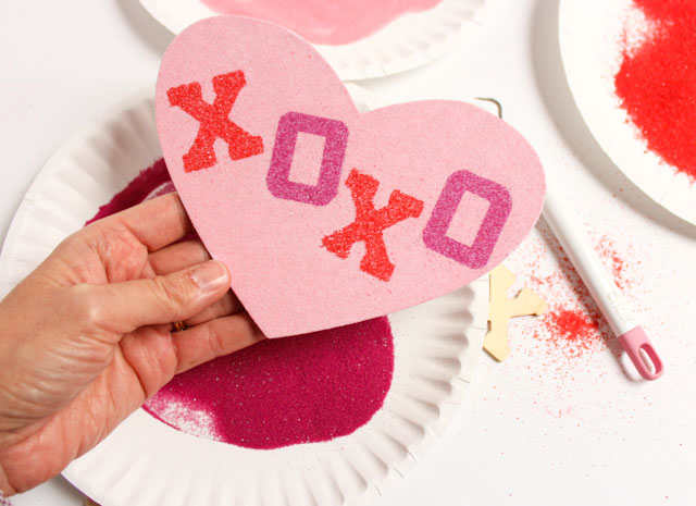 Make sand art valentines with this simple trick! #valentinecards #sandart #valentinecrafts