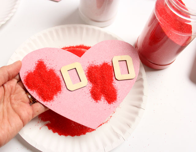 Make sand art valentines with this simple trick! #valentinecards #sandart #valentinecrafts