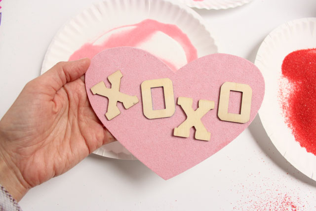 Make sand art valentines with this simple trick! #valentinecards #sandart #valentinecrafts