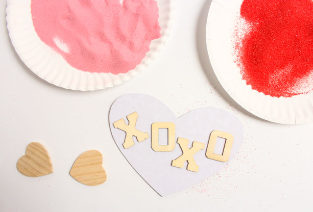 Make sand art valentines with this simple trick! #valentinecards #sandart #valentinecrafts