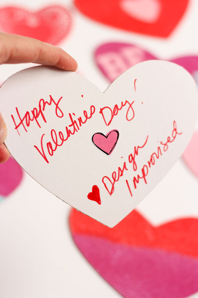 Make sand art valentines with this simple trick! #valentinecards #sandart #valentinecrafts