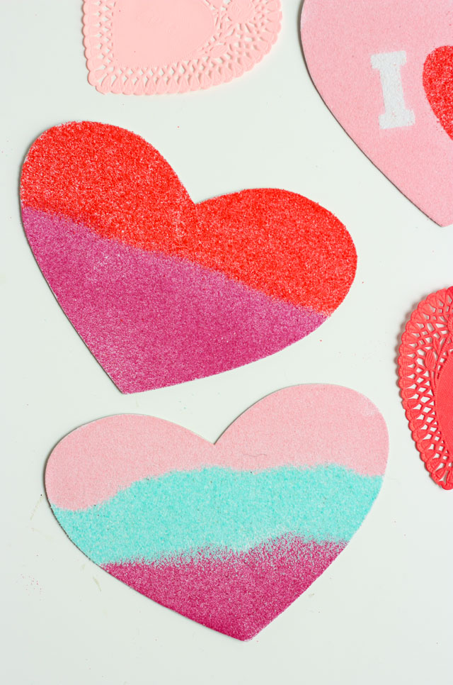 Make sand art valentines with this simple trick! #valentinecards #sandart #valentinecrafts