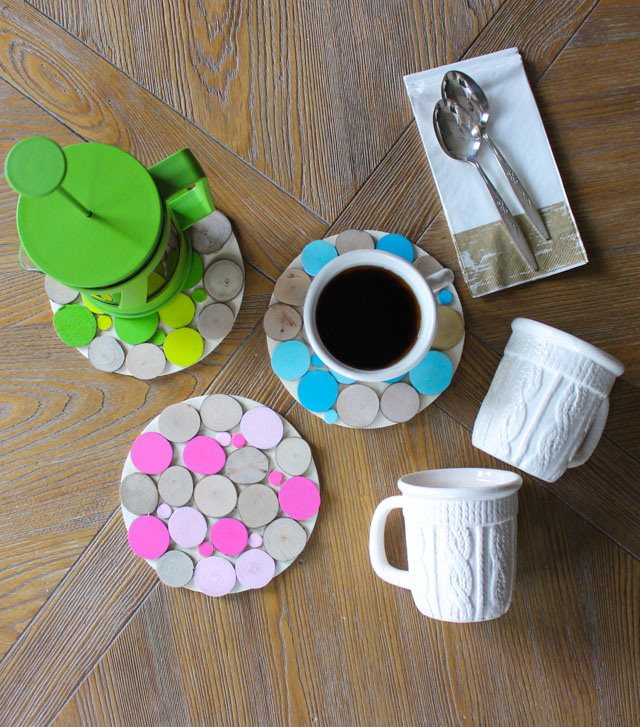 Use mini wood slices to make colorful and cozy trivets or coasters! #woodslice #trivet #coaster