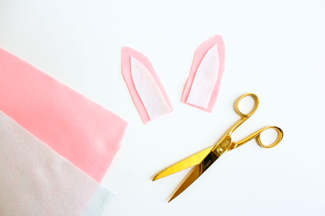 Turn a bag into an bunny Easter basket in under 30 minutes for under $10! #easterbasket #easterbasketideas #bunnybasket