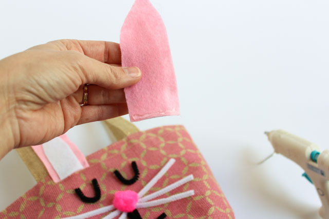 Turn a bag into an bunny Easter basket in under 30 minutes for under $10! #easterbasket #easterbasketideas #bunnybasket