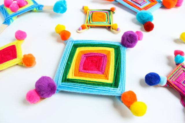 How to make God's Eyes (Ojo de Dios) - such a fun kids craft idea! #godseyes #ojodedios #kidscraft