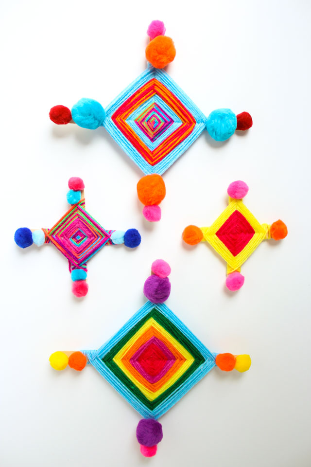 How to make God's Eyes (Ojo de Dios) - such a fun kids craft idea! #godseyes #ojodedios #kidscraft