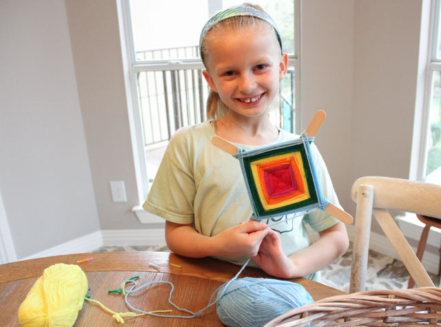 How to make God's Eyes (Ojo de Dios) - such a fun kids craft idea! #godseyes #ojodedios #kidscraft