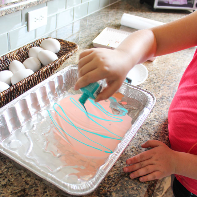 How to marble Easter eggs with nail polish! #eastereggideas #eastereggs #marbling