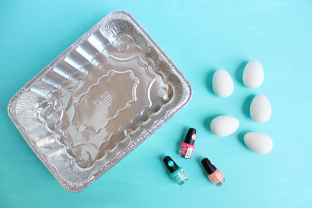 How to marble Easter eggs with nail polish! #eastereggideas #eastereggs #marbling