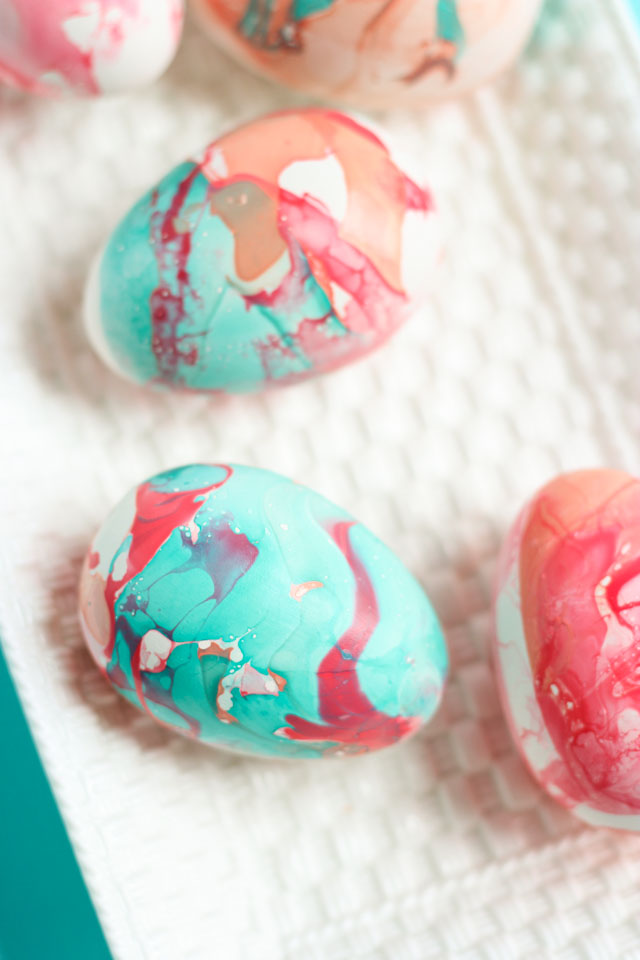 How to marble Easter eggs with nail polish! #eastereggideas #eastereggs #marbling
