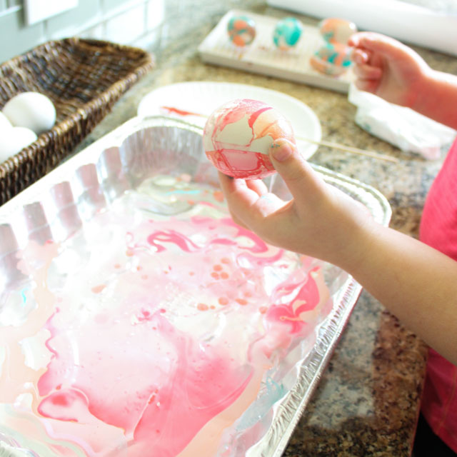 How to marble Easter eggs with nail polish! #eastereggideas #eastereggs #marbling