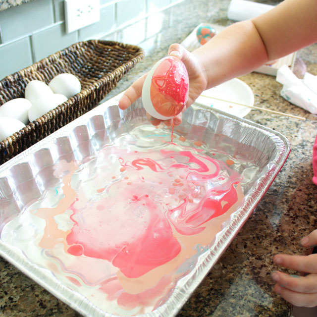 How to marble Easter eggs with nail polish! #eastereggideas #eastereggs #marbling