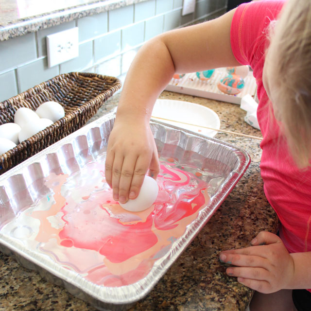 How to marble Easter eggs with nail polish! #eastereggideas #eastereggs #marbling