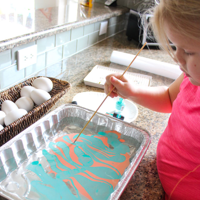 How to marble Easter eggs with nail polish! #eastereggideas #eastereggs #marbling