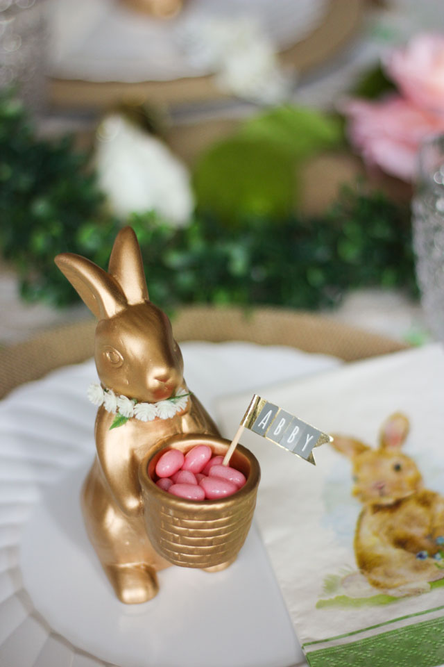 The sweetest Easter bunny place cards! #eastertable #easterbrunch #easterdecor #easterplacecards