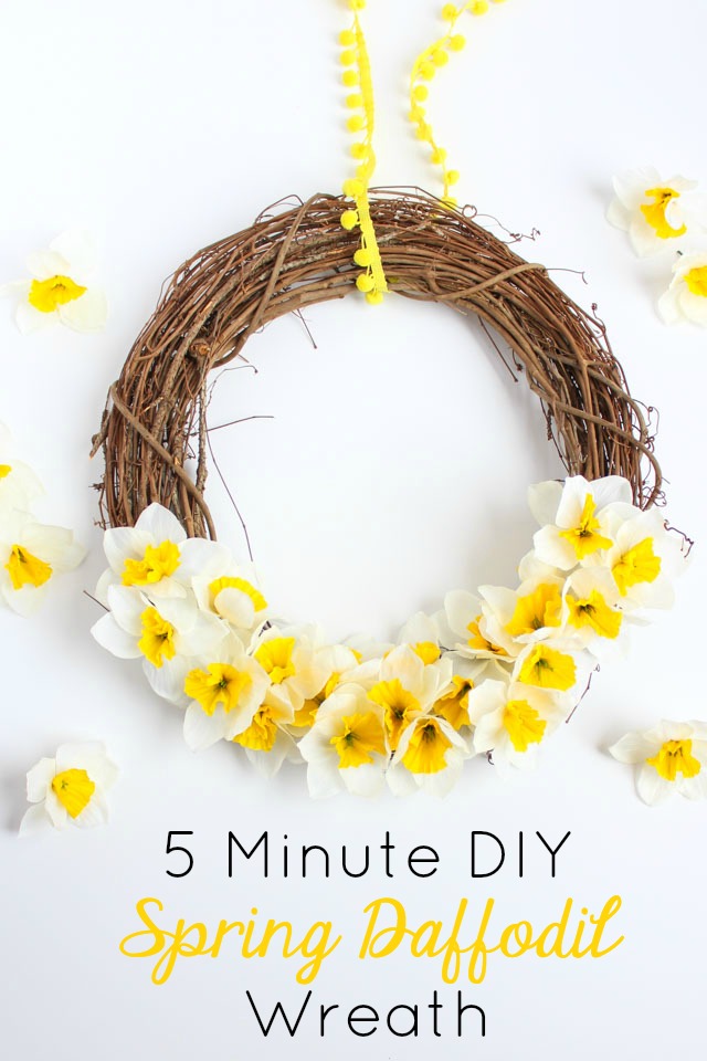 Make this DIY spring daffodil wreath in five minutes with under $10 worth of materials! #springwreath #fiveminutecraft #daffodilwreath