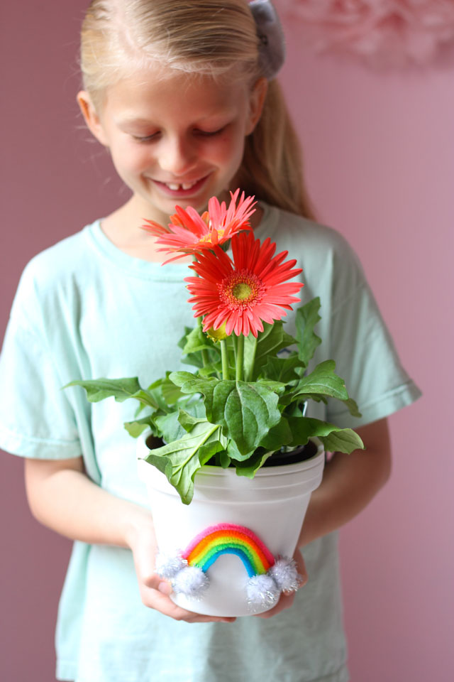 Kids can make a sweet Mother's Day gift for mom that she will love with these colorful DIY flower pots! #mothersdaygift #mothersdaycraft #flowerpotcraft