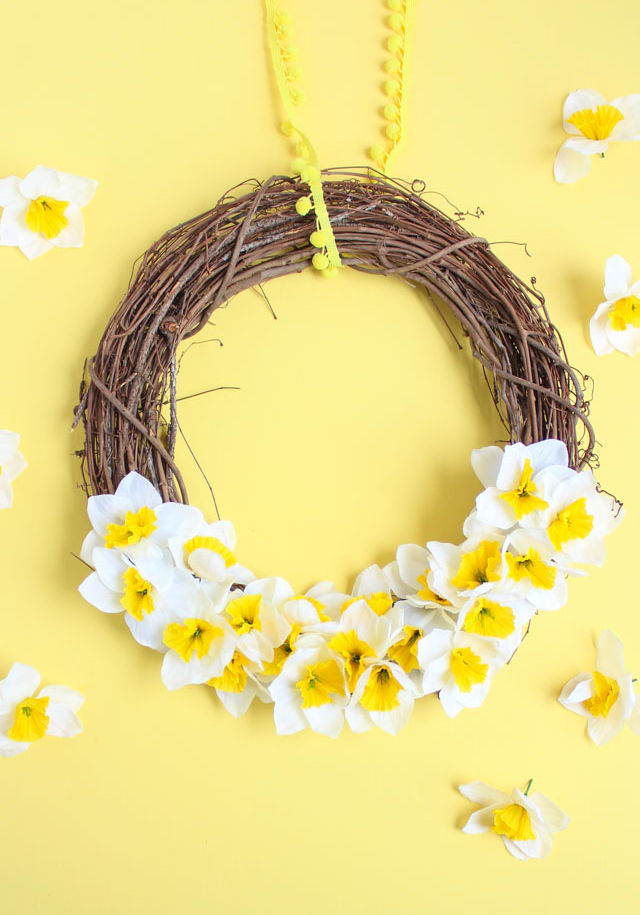 DIY spring daffodil wreath