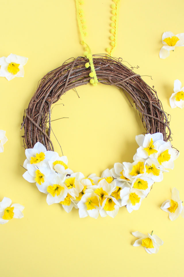 Make this DIY spring daffodil wreath in five minutes with under $10 worth of materials! #springwreath #fiveminutecraft #daffodilwreath Make this DIY spring daffodil wreath in five minutes with under $10 worth of materials! #springwreath #fiveminutecraft #daffodilwreath