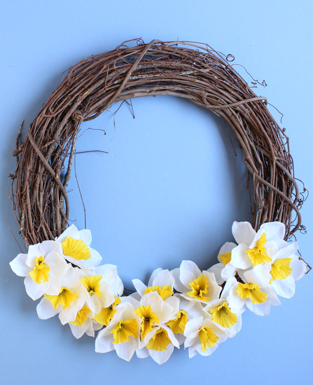 Make this DIY spring daffodil wreath in five minutes with under $10 worth of materials! #springwreath #fiveminutecraft #daffodilwreath