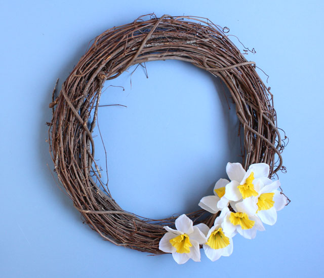 Make this DIY spring daffodil wreath in five minutes with under $10 worth of materials! #springwreath #fiveminutecraft #daffodilwreath