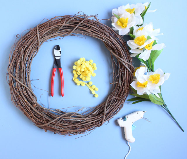 Make this DIY spring daffodil wreath in five minutes with under $10 worth of materials! #springwreath #fiveminutecraft #daffodilwreath