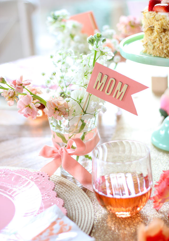 Floral Mother's Day brunch tablescape ideas #mothersdaytable #mothersdaybrunch