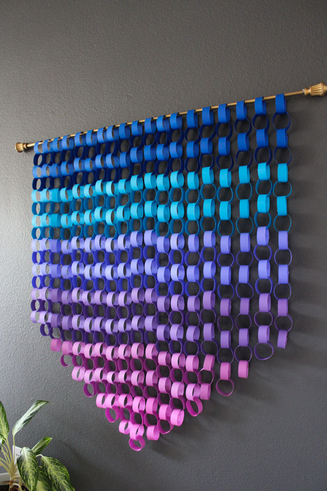 Make gorgeous modern paper wall art with simple paper chains! #paperchains #astrobrights #papercrafting #wallart