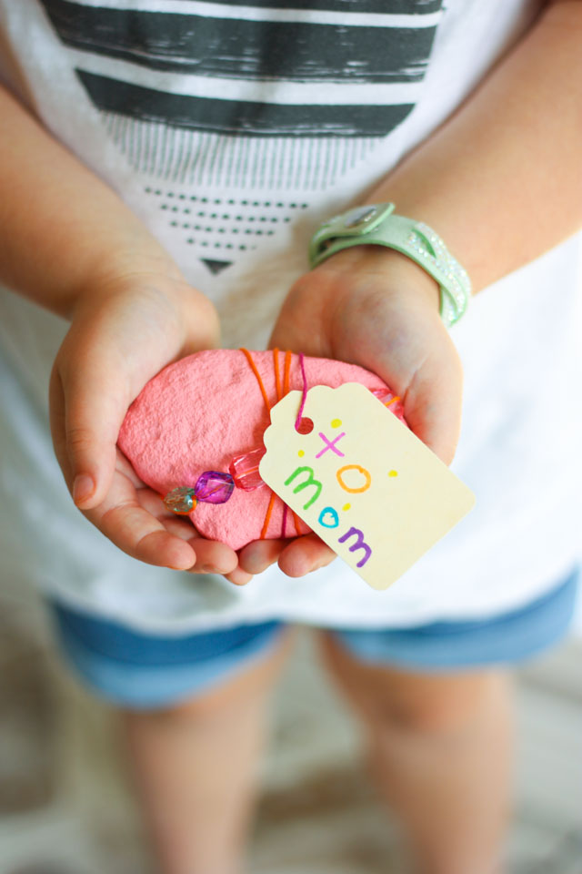 Rocks never looked so pretty! Decorate them with beads and jewels for pretty garden rocks or paperweights! #rockpainting #gardenrocks #kidscraft #naturecraft #kidmademodern