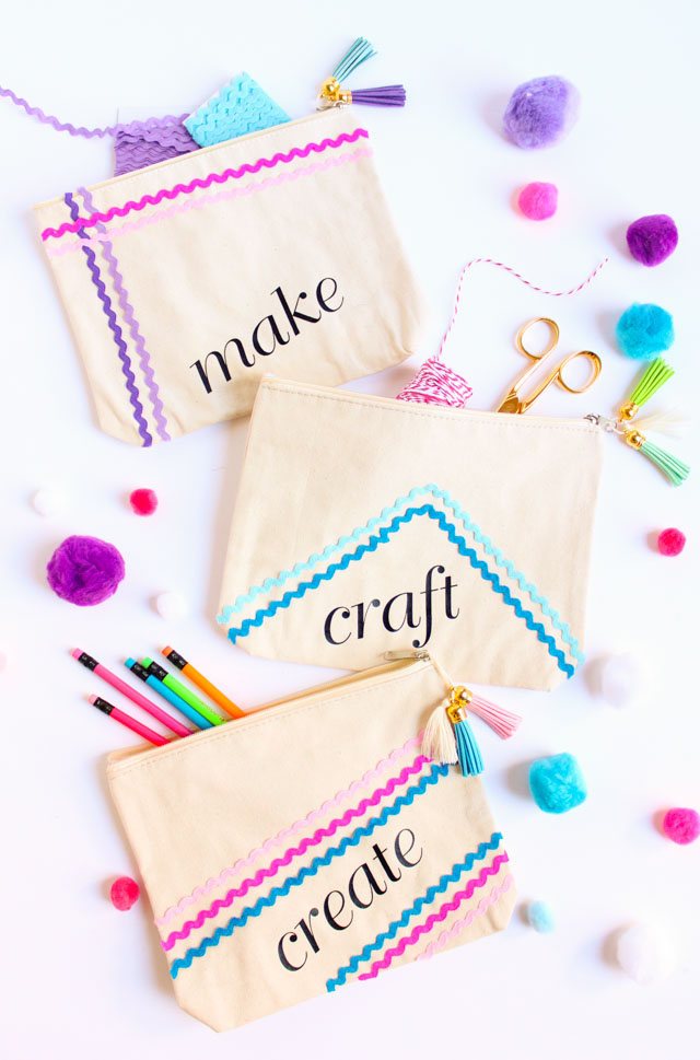 The sweetest ways to store your craft supplies with these rickrack decorated canvas craft bags! #rickrack #craftsupplies #craftroom