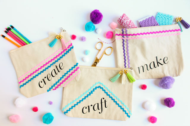 The sweetest ways to store your craft supplies with these rickrack decorated canvas craft bags! #rickrack #craftsupplies #craftroom