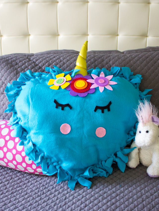 These no-sew unicorn pillows are the perfect kids craft! #unicornpillow #unicorndecor #nosewpillow #unicorncraft