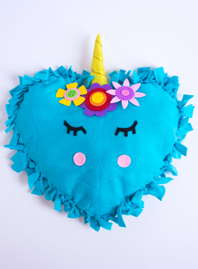 These no-sew unicorn pillows are the perfect kids craft! #unicornpillow #unicorndecor #nosewpillow #unicorncraft