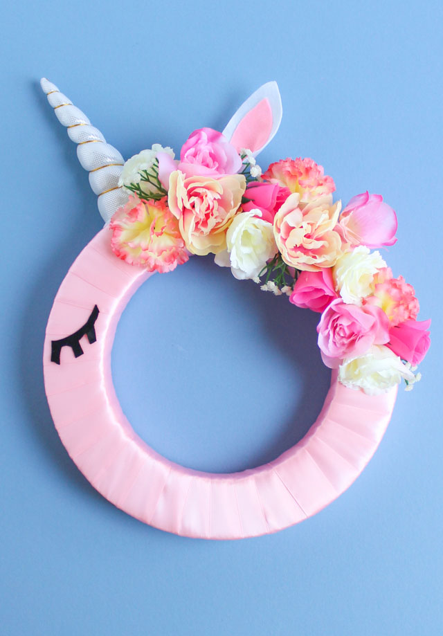 This beautiful floral unicorn wreath is so easy to make! Perfect decor for a girl's bedroom or nursery. #unicornwreath #unicorncraft #unicorndecor