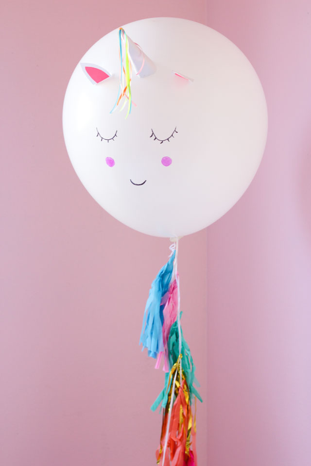 Make these giant DIY unicorn balloons in minutes! Perfect for a unicorn birthday party decoration! #unicorncraft #unicornballoons #unicornparty