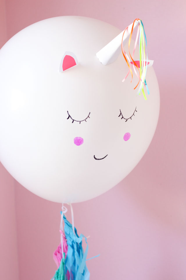 Make these giant DIY unicorn balloons in minutes! Perfect for a unicorn birthday party decoration! #unicorncraft #unicornballoons #unicornparty