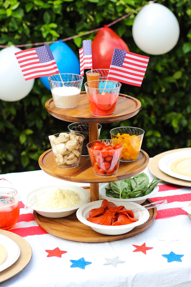Host a backyard grilled pizza party this memorial day! #memorialdaybbq #backyardparty #pizzaparty #fourthofjulyparty