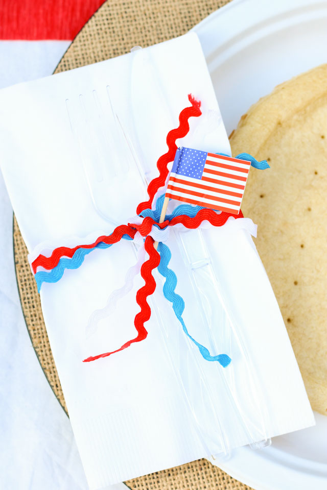 Make simple patriotic napkin rings with rickrack! #patrioticraft #diynapkinring #fourthofjulycraft #memorialdaycraft